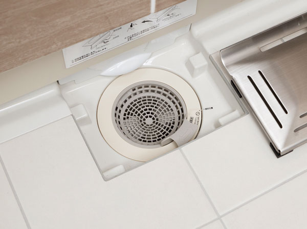 Bathing-wash room.  [Kururin poi drainage port] To generate a vortex in the drain trap by using the remaining water in the bathtub, To reduce the dirt, such as entanglement and slime of hair, It is unlikely to adhere the dirt of the drainage port.