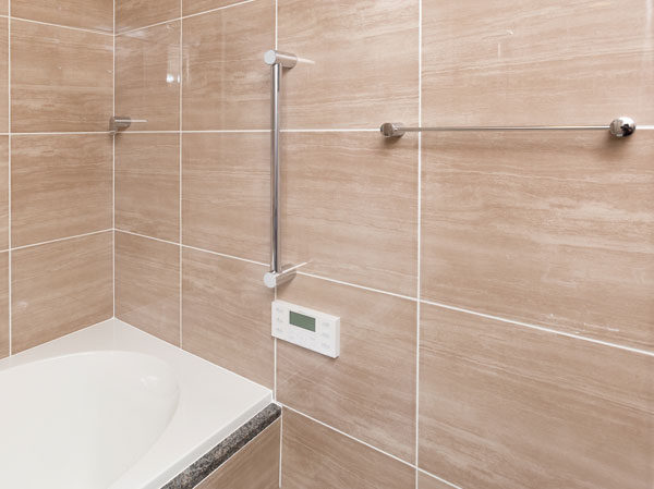 Bathing-wash room.  [Bathroom handrail] Move to the bathroom and bathtub, In particular, installing a handrail in consideration of the ease of bathing of your elderly and children. It is designed with enhanced safety.