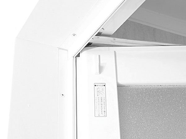 Bathing-wash room.  [Desorption of possible door] In an emergency, such as when people in bathing the door is no longer open in fall, You can remove the bathroom door from vanity chamber side. (Same specifications)