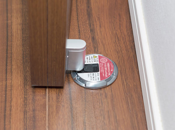 Other.  [One push door catcher] It can be locked with the push of a open door, Adopt a door catcher that can be released to the press again. You can operate without stoop.