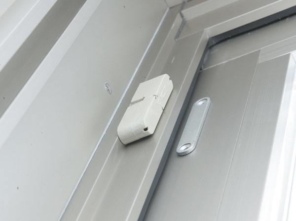 Security.  [Security sensors in the opening] Entrance of all dwelling units ・ Window <FIX (fixed) except glass> set up a crime prevention sensor of Secom to. When the security sensors of entrance doors and windows to sense at the time set, Dwelling unit within the intercom sounded, It will be automatically reported to the Secom control center. (Same specifications)