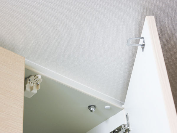 earthquake ・ Disaster-prevention measures.  [Seismic latch & hanging cupboard (double fixed)] The hanging cupboard in the kitchen, Not only fixed to the wall, Fixed by also hanging bolt from the ceiling. To prevent falling off of the shelf cupboard. Further fall crockery open the door by the shaking of an earthquake, It comes standard seismic latch so that it does not lead to injury. (Same specifications)