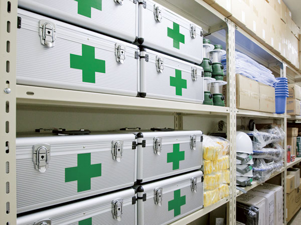 earthquake ・ Disaster-prevention measures.  [Disaster prevention stockpile warehouse] Helmet and tools, Disaster aid kit, etc., It has established a disaster prevention stockpile warehouse equipped with the emergency equipment that is required in an emergency such as an earthquake on each floor. (Same specifications)
