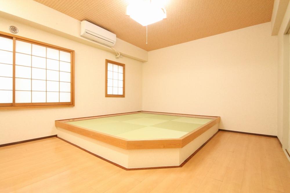 Non-living room. Stylish Japanese-style room which is a combination of flooring and a tatami room (December 2013) Shooting