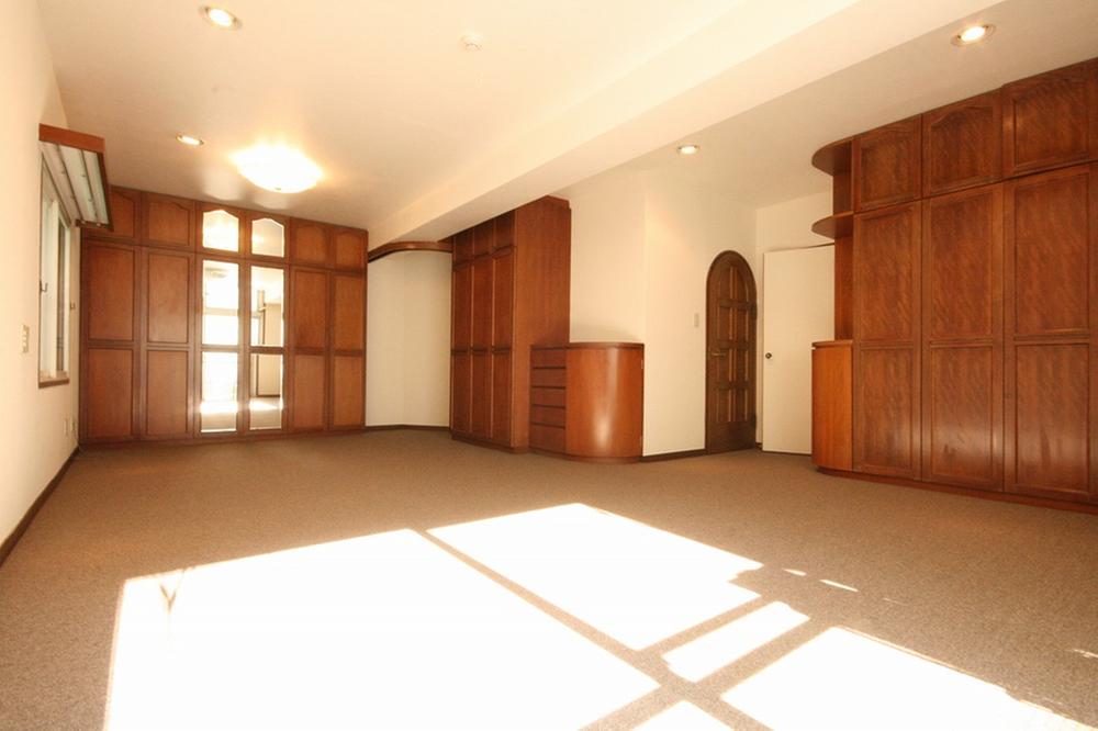 Living. There is a quaint retro