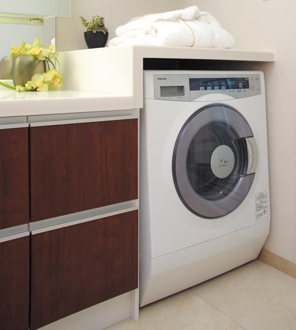 Bathing-wash room.  [Drum-type washing and drying machine] Is next to the wash basin has set up a drum-type washing and drying machine.