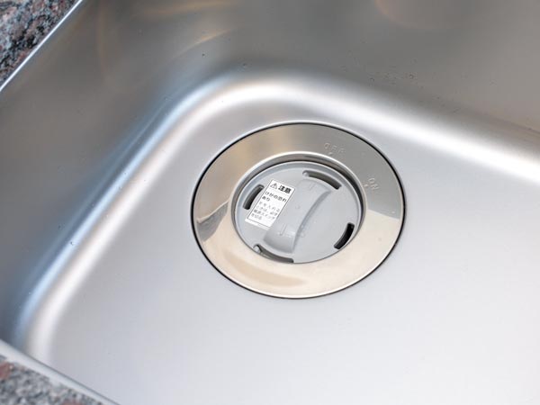 Kitchen.  [disposer] Easily handle the garbage in the kitchen of all households, The disposer to keep the kitchen clean has been standard equipment.