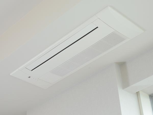 Living.  [Ceiling, cassette-type air conditioner] The living-dining which is the center of life, Standard equipped with a ceiling cassette type air conditioner. Since embedded neat also look, It does not interfere with the interior of the room. (Same specifications all listed facilities photos)