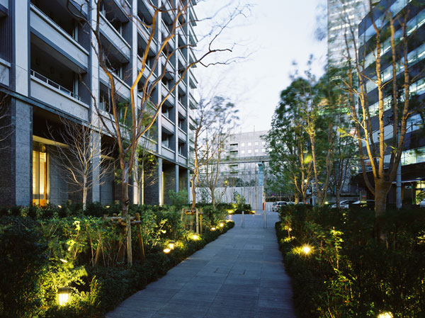 Shared facilities.  [Greeting Garden] Greeted gently visitors, Greeting Garden to show a different look at night. (December 2007 shooting)