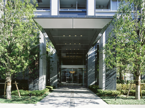 Features of the building.  [Grand Entrance] It is guarded in the greenery of more than 8m, Modest Grand Entrance, which is evidenced by the canopy. (December 2007 shooting)