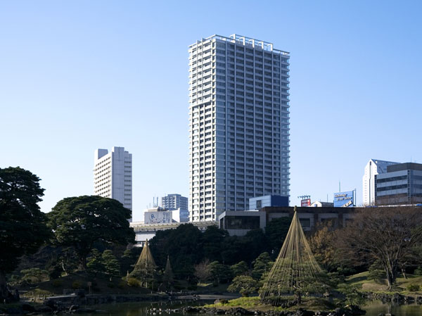Buildings and facilities. The property is, While situated in the inner city, "Kyu Shiba Rikyu Garden" (about 780m) ・ Ahead of the two of the garden with a history of "Hama Rikyu Gardens" (about 400m) within walking distance, Look down, You say that luxury location. Cherry tree in the spring, Aoba in summer, Autumn leaves in the fall ... There transitory here urban life that familiar feel of the four seasons (from "Kyu Shiba Rikyu Garden", Overlooking the same property / December 2007 shooting)