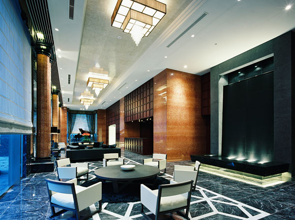 Buildings and facilities. You enter the building from the face of the same property, "Grand Entrance", A feeling of opening of the ceiling height of about 5.1m is overwhelmingly to the "Grand Entrance Hall.". Sound along with the sound of water of Aqua curtain examines the grand piano, Reminiscent of the lobby of a first-class hotel, Wider space like another world that was full of comfort and refinement (December 2007 shooting)