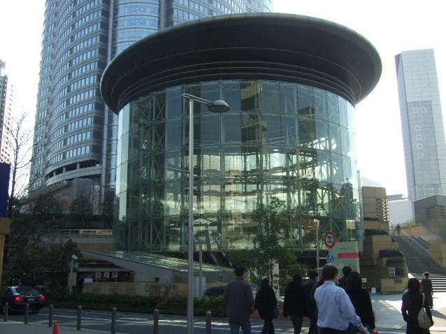 Shopping centre. 957m to Metro Hat