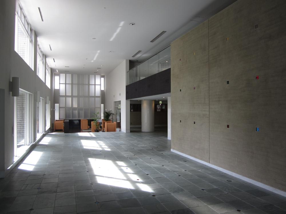 Entrance. Common areas