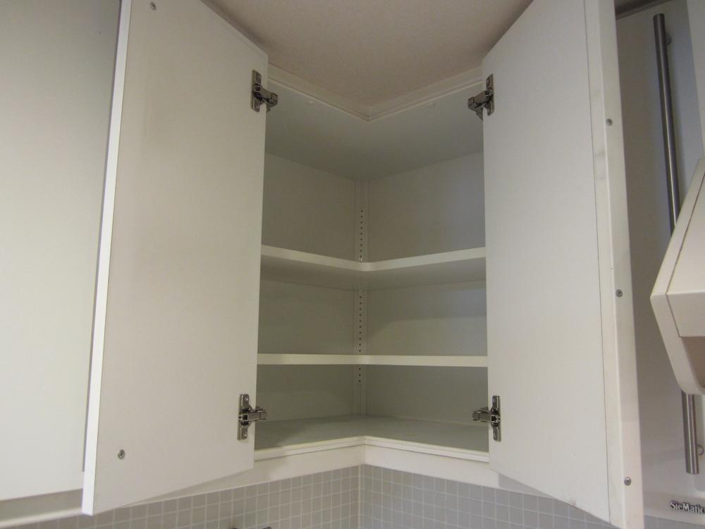 Kitchen. Indoor (12 May 2013) Shooting Hanging cupboard. Here are also available to every corner.