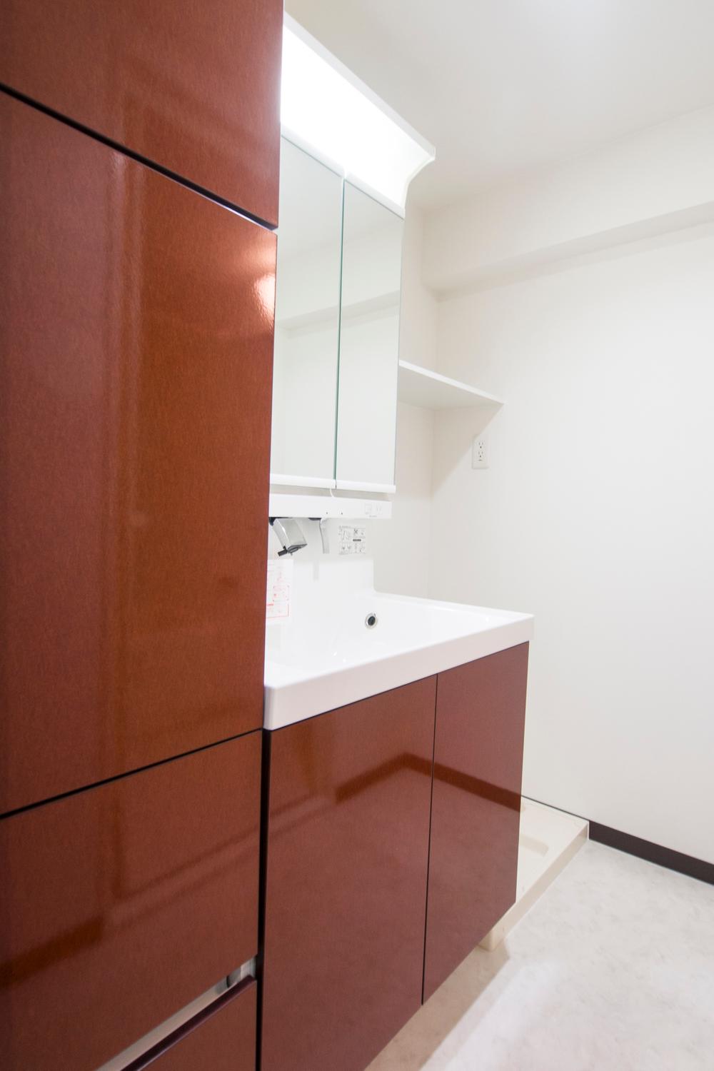 Wash basin, toilet. Indoor (12 May 2013) Shooting