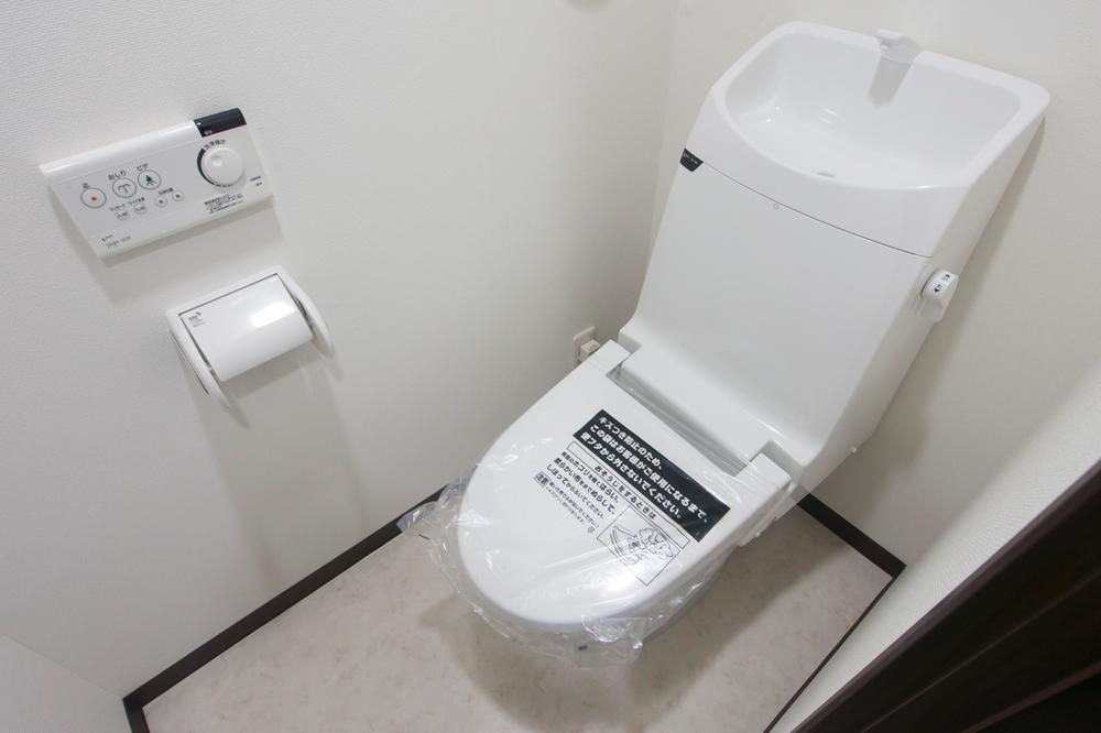 Toilet. Indoor (12 May 2013) Shooting