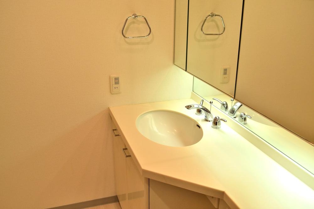 Wash basin, toilet. Indoor (12 May 2013) Shooting