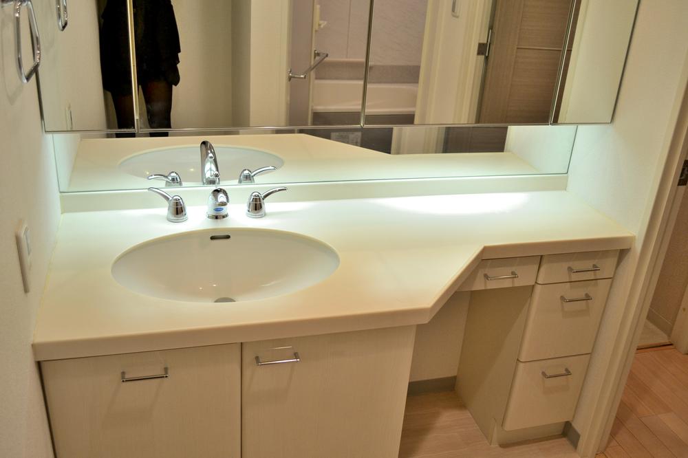 Wash basin, toilet. Indoor (12 May 2013) Shooting