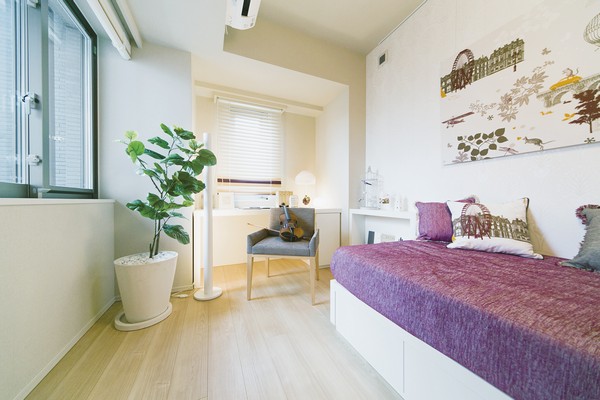 Bright two-plane daylight Western-style 2