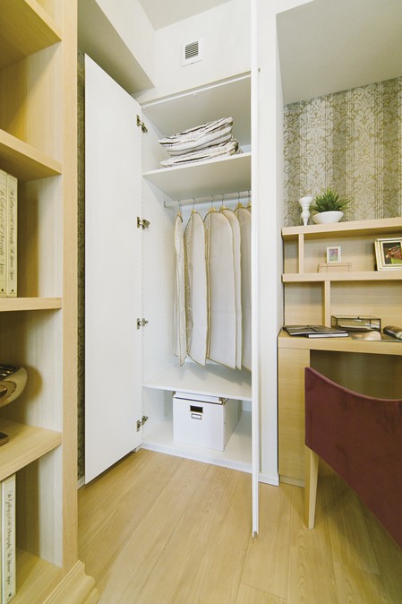 Directions to the model room (a word from the person in charge)