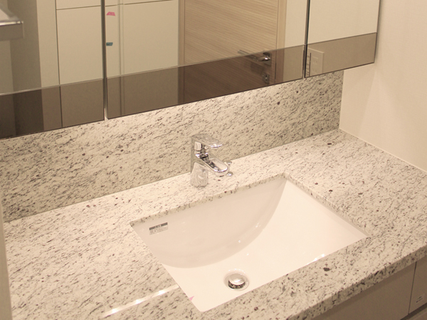Bathing-wash room. Natural stone basin counter ・ Kagamiura storage with triple mirror