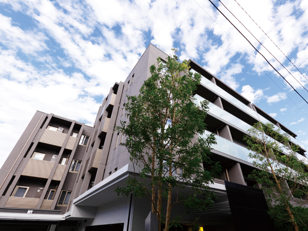Shared facilities.  [Building appearance] Top of the hill. Down the hill from Platinum Avenue, The path that leads to the red brick wall of Seishinjoshigakuin, Birth to "The ・ Park House platinum ". Its appearance is not to insist on a scale and ornate attire, Wearing a suitable refined platinum.