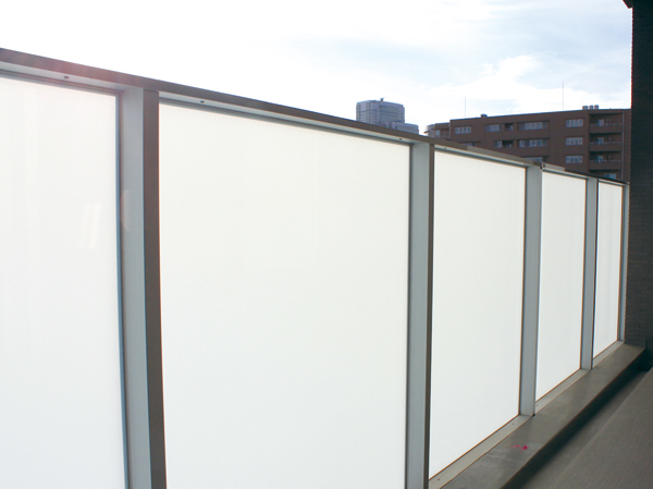 Features of the building.  [Balcony handrail] Balcony has become a glass handrail, It is delicate and sharp facade when viewed from the outside. (2013 October Taken from M type)