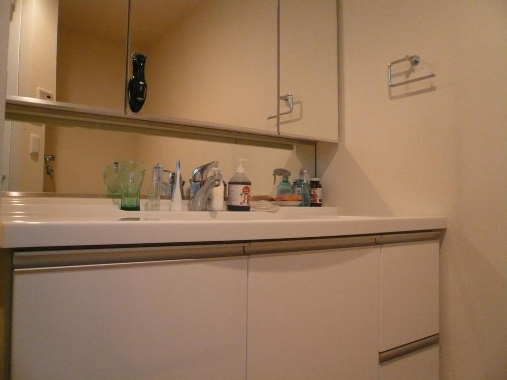 Wash basin, toilet. Washroom