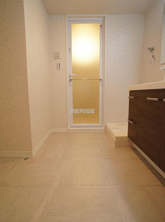 Wash basin, toilet. Widely easy-to-use dressing room