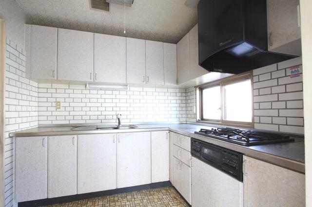 Kitchen. L-shaped kitchen, You can cook with less movement