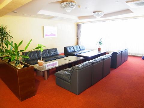 Entrance. Entrance lobby Bright sunlight is coming through the large windows, Open impression