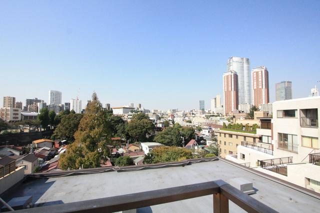 Balcony. top floor ・ Because the corner room view is quite good Offer is Roppongi Hills from the balcony