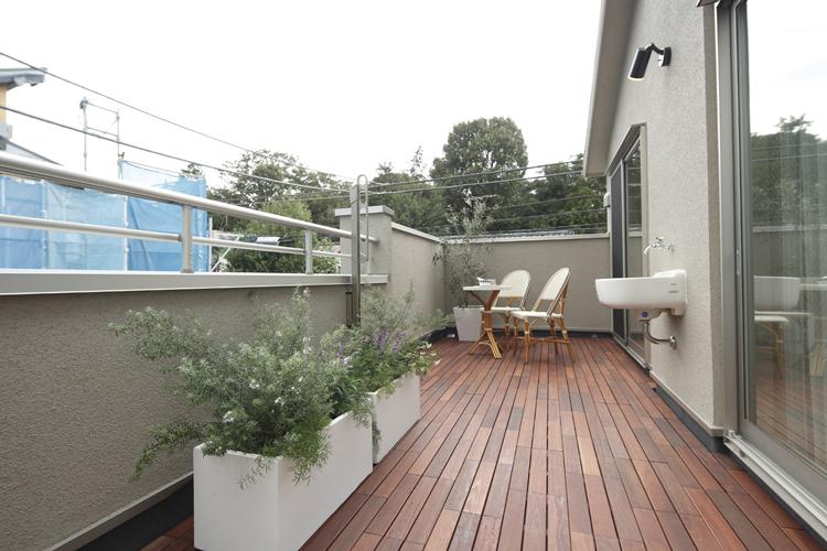 Balcony. Provided with a slop sink, Spacious balcony. Conveniently eliminates the need to go all the way to draw water. Suitable for foster a mini kitchen garden or favorite flowers. Even when the cleaning big success (13 Building model house)