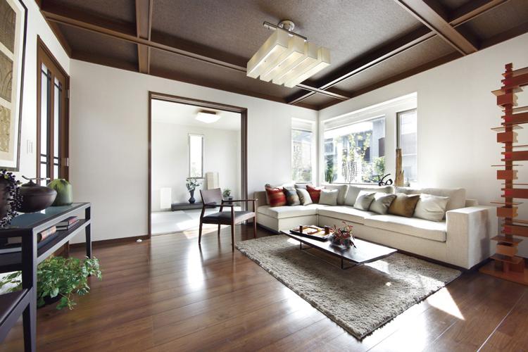 Living. By natural texture is combined floor and ceiling of the shade of the pleasant Wood, It has given the beauty and sharp in space. From the characteristic large bay window which is provided on the south side angle, Plenty of sunshine shine in (8 Building model house)