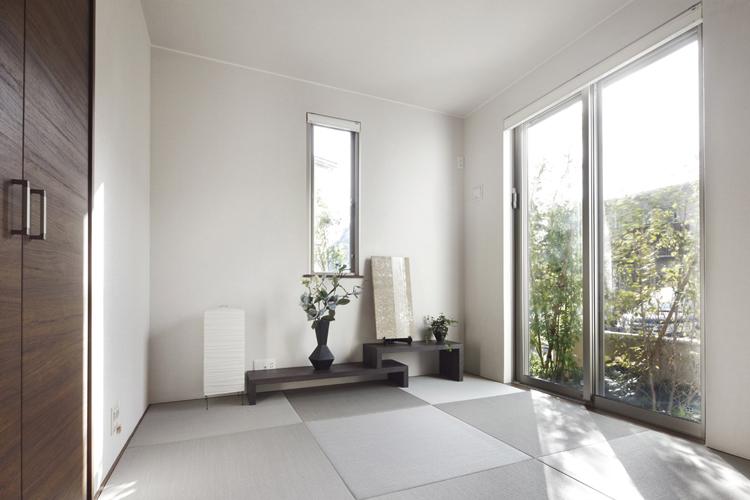 Non-living room. About 4.5 tatami Japanese room that leads from the living room to a flat. Strike a calm and elegance and stylish design and heavy shades to match. The two-sided lighting the room is bright (8 Building model house)