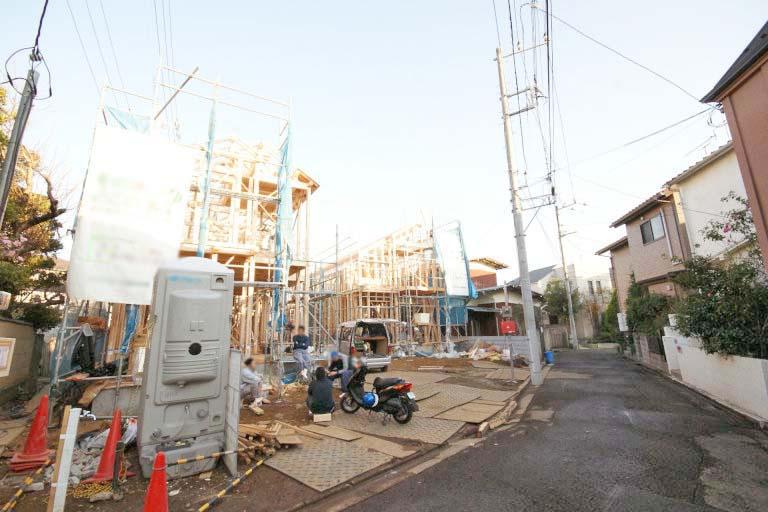 Local photos, including front road. Traffic volume is also less pedestrian traffic is also less calm environment.