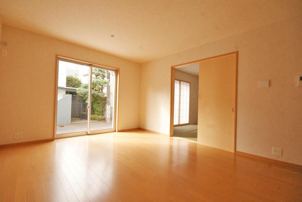 Same specifications photos (living). It is abundantly incorporating bright living and the saturation light. It is easy-to-use form also point. (Example of construction)