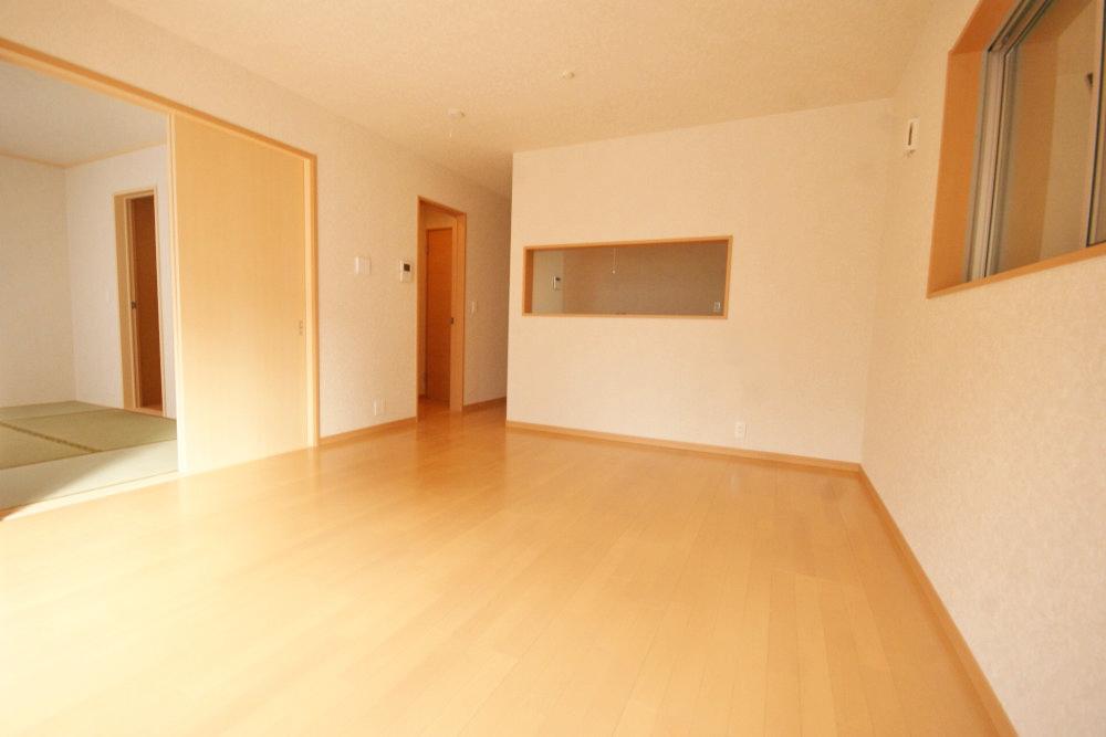 Same specifications photos (living). Open living gave birth a nice smile, Brightly, pleasant, And produce a healing space. (Example of construction)