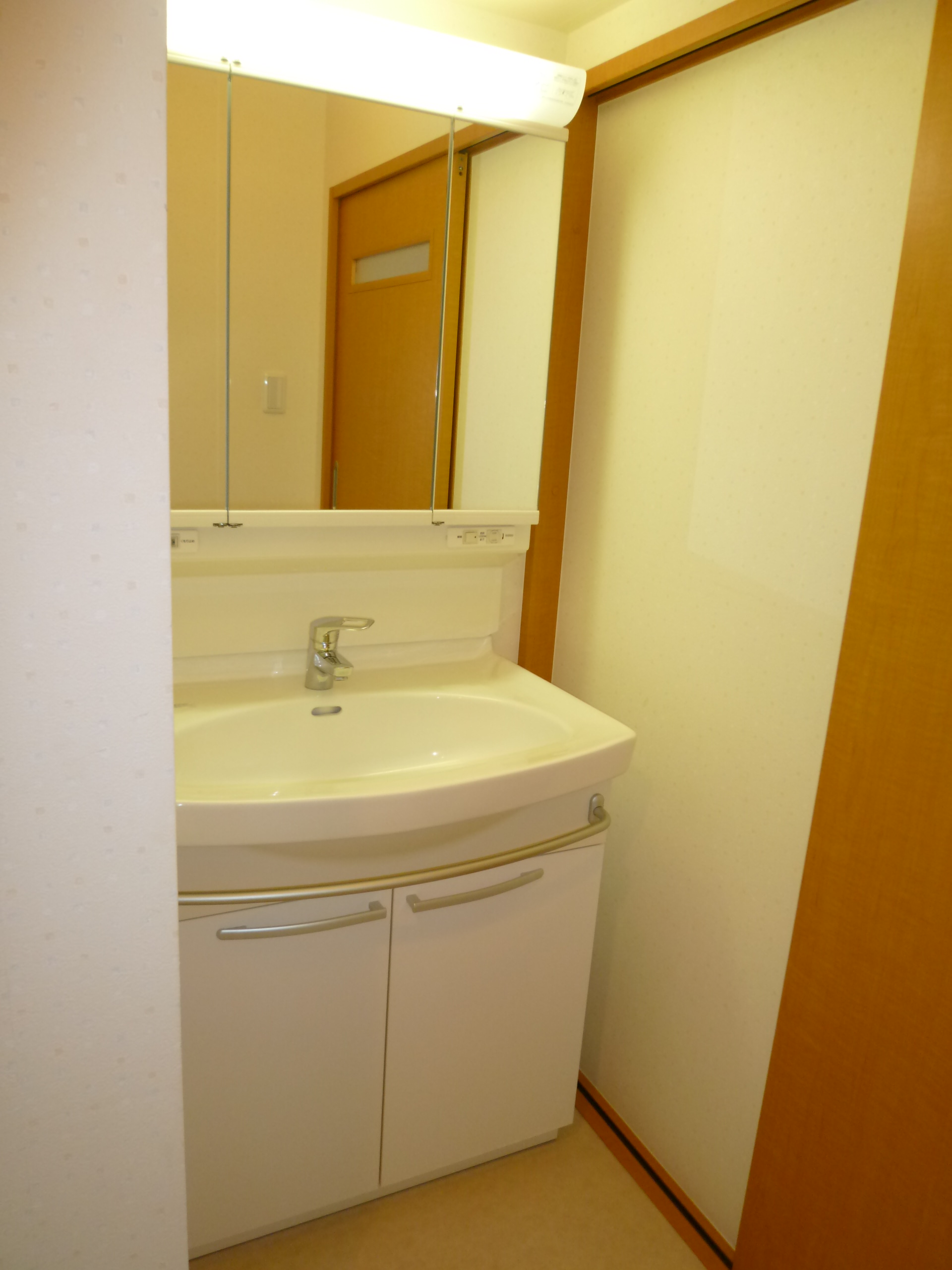 Washroom. ☆ Large independent wash basin ☆