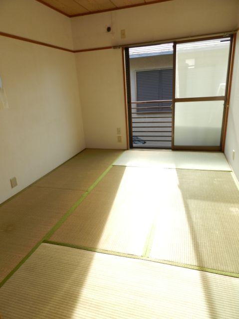 Living and room. Day is good