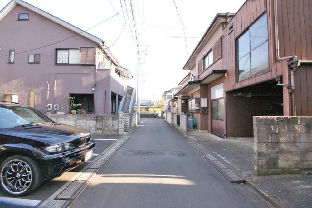 Local photos, including front road. Road opposite There is a feeling of opening in the parking lot