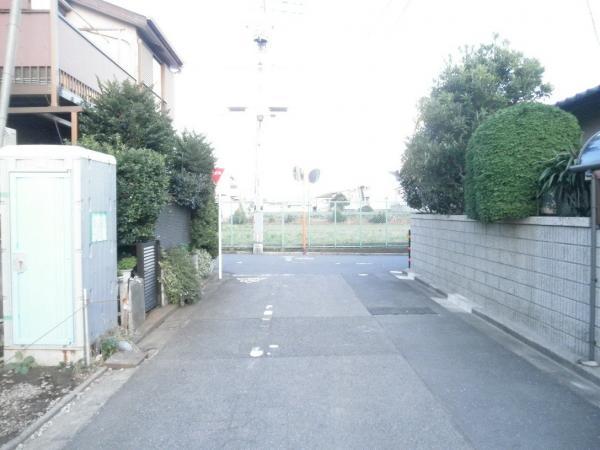 Local photos, including front road. Local front road