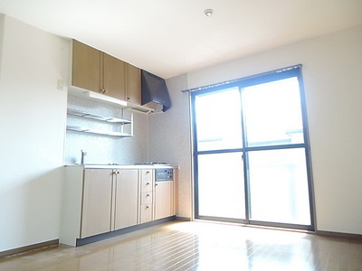 Living and room. 8 quires living