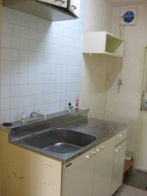 Kitchen. Gas stove can be installed
