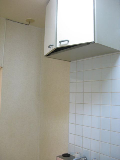 Kitchen. Upper receiving