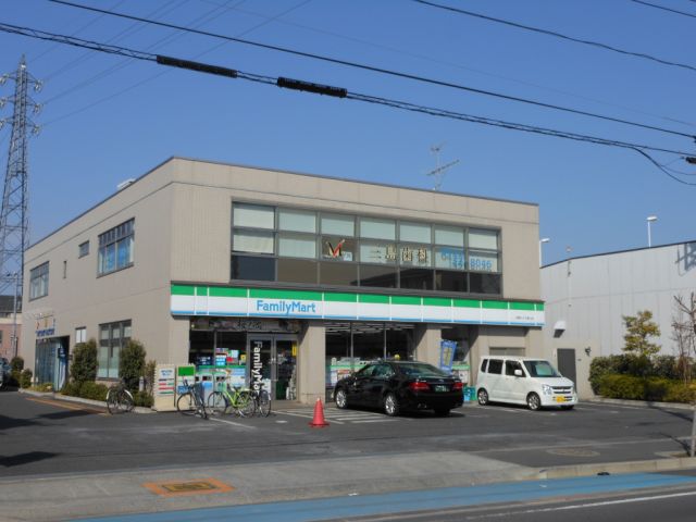 Convenience store. 550m to Family Mart (convenience store)