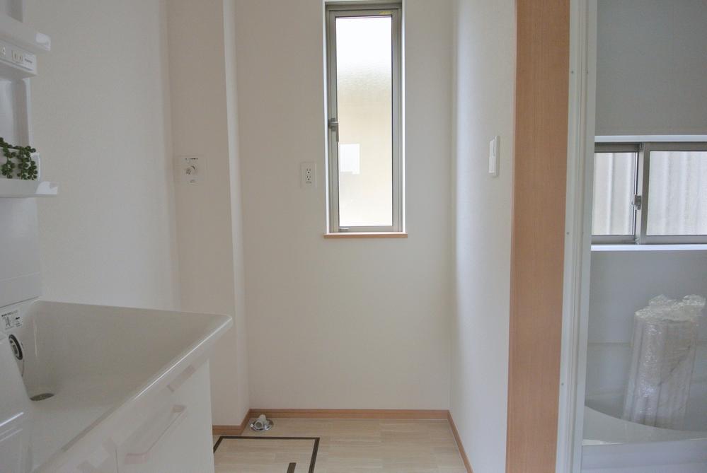 Wash basin, toilet. Seller same specifications