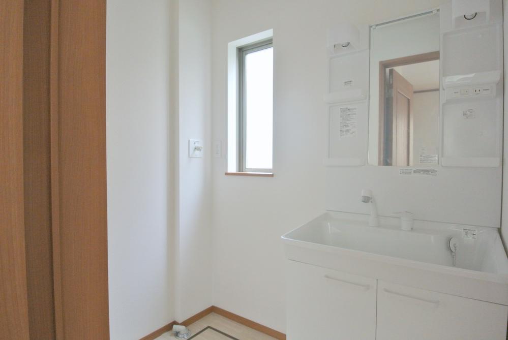 Wash basin, toilet. Seller same specifications