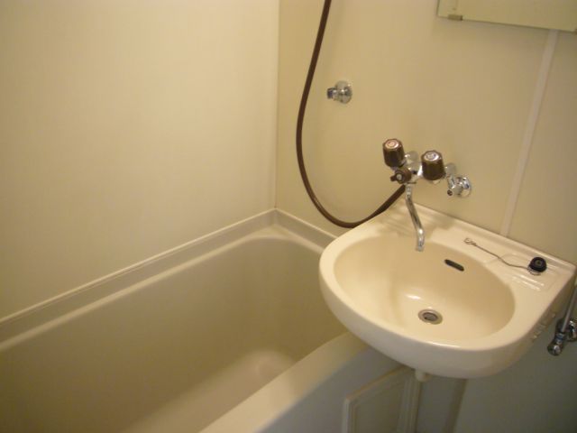 Bath. Unit bus which was white with keynote